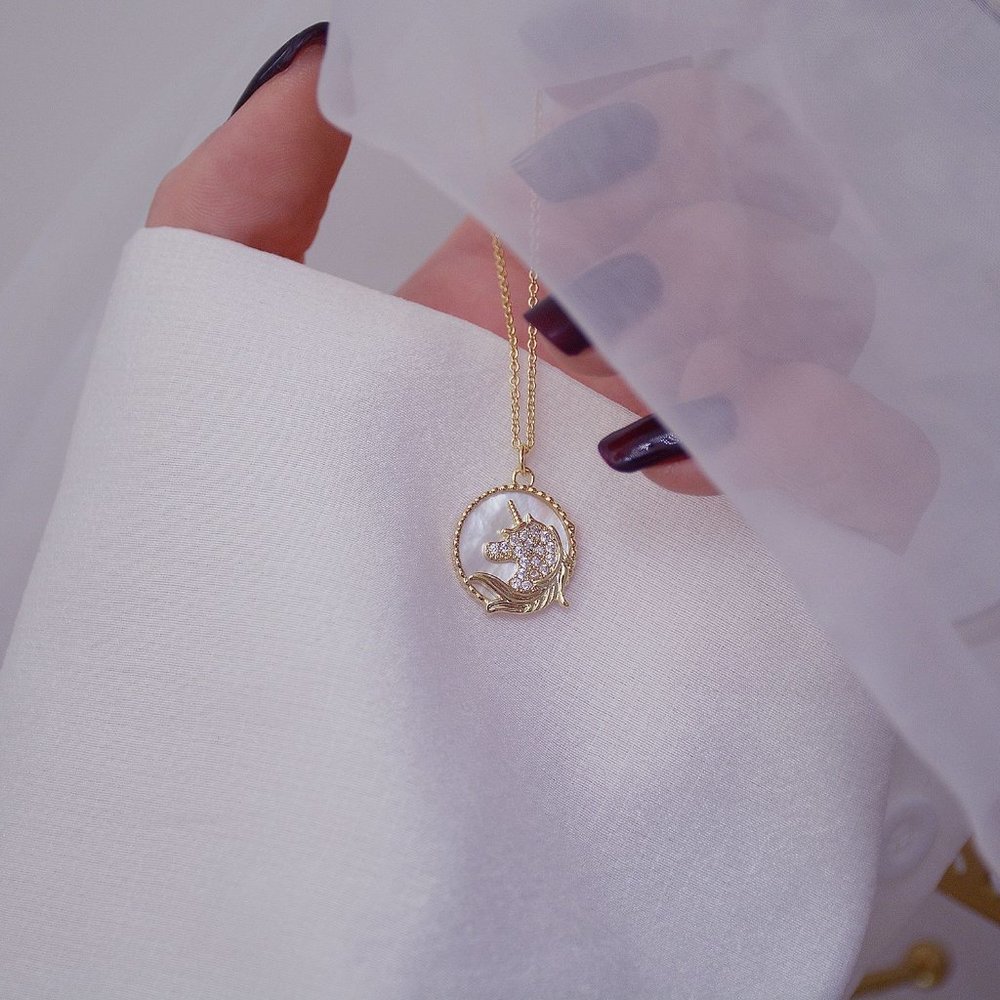 NEW 14K Gold Plated Shell Diamond Unicorn Horse Round Pendant Necklace - Picture 6 of 8